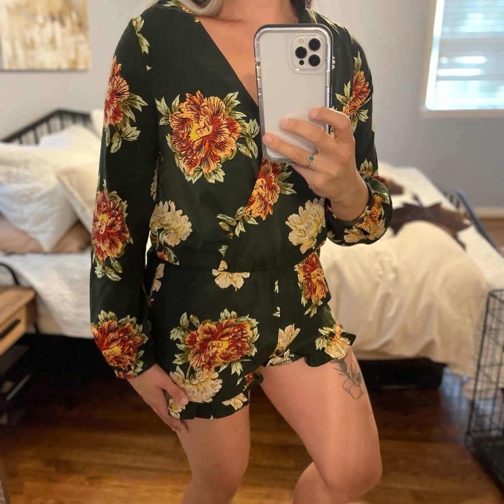 Doe & Rae Floral Romper Size Medium.